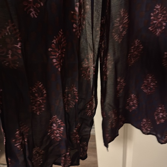 Gorgeous, sheer overdress. Beautiful button details. Rayon and linen - Picture 4 of 5